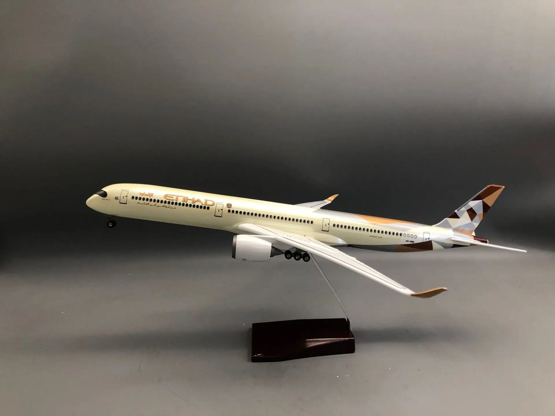 47cm Etihad Airways A350-1000 Plane Model Diecast Aircraft Resin with Landing Gear Wheel Aviation Collectible Souvenir Gift