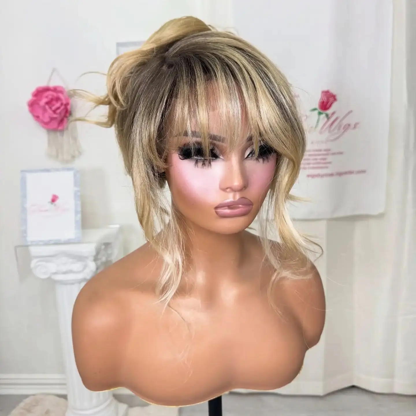 Creamy Warm Blonde Natural Hair Wig for Women Soft Lace Front Synthetic Pre Plucked Cosplay Party Wig With Bangs Easy To Wear