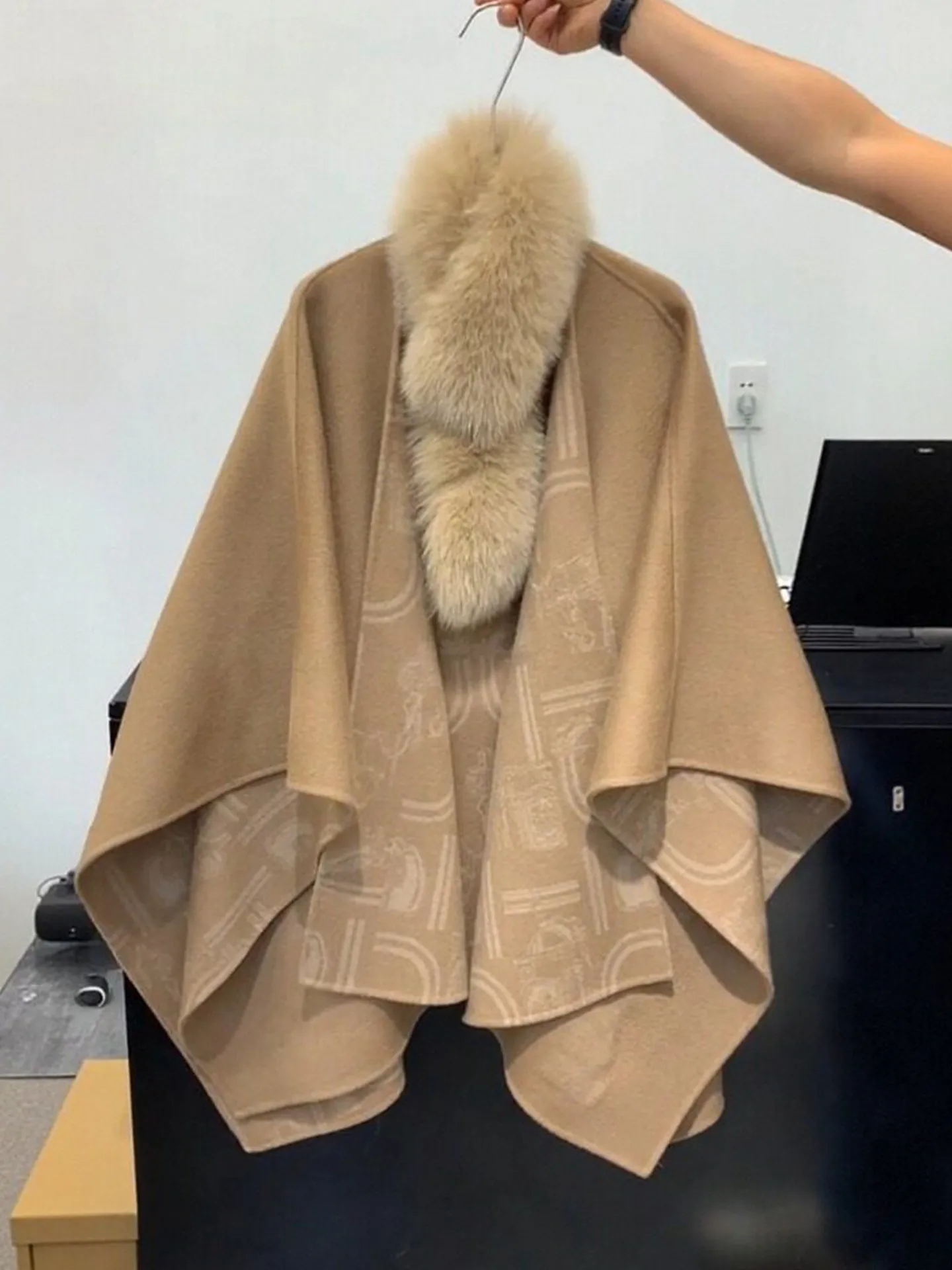 

Women's Woolen Coat with Fur Collar Oversize Winter Outerwear Casual Style Long Sleeve V-Neck Warm And Stylish
