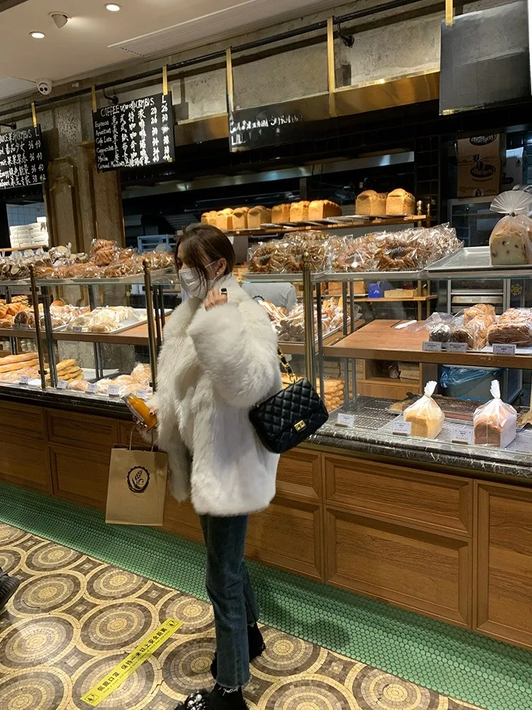 سترة فرو بيضاء للنساء سميكة ودافئة مقاس صغير 2024 معطف جلد جديد صديق للبيئة بأكمام طويلة ورقبة على شكل V بتصميم مناسب للتنقل