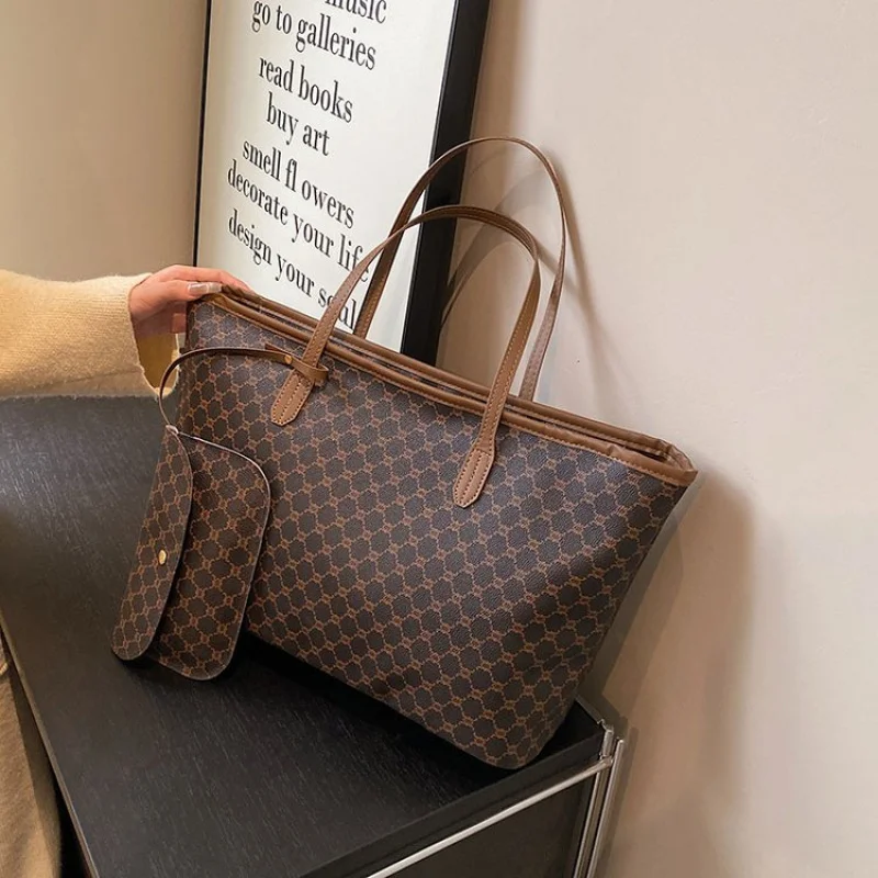 

Unique High-End Clutch Bag for Women Mini Stylish Vintage Fashion Luxury Design with Letter Logo