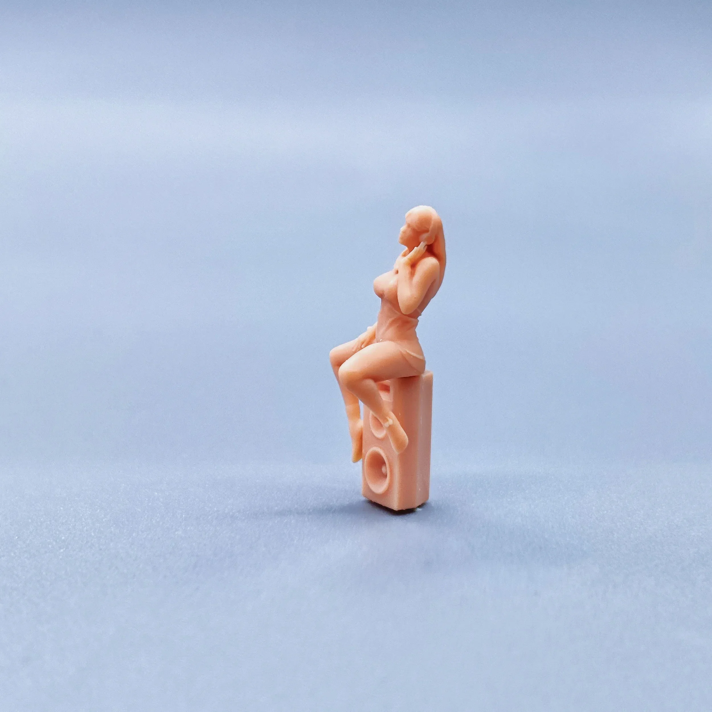 1/64 Figuren Maßstab Modell Harz Audio Lautsprecher für Mädchen Musik hören Ungefärbte Miniaturen Diorama handbemalt W316