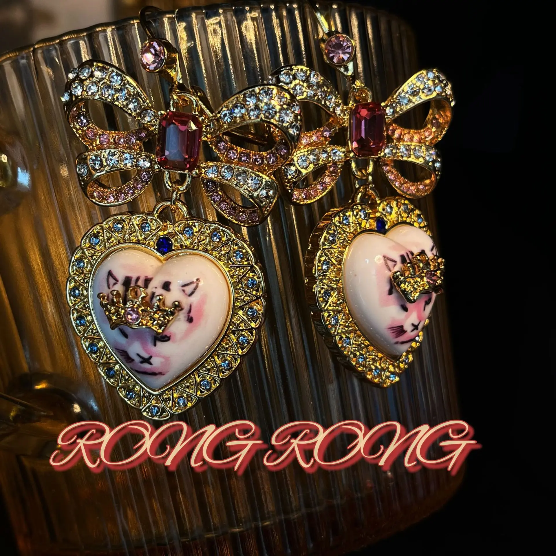 

Medieval Return Stud Earrings BJ Pink Heart Cat Sweet Cute Stud Earrings Diamond Vintage Earrings