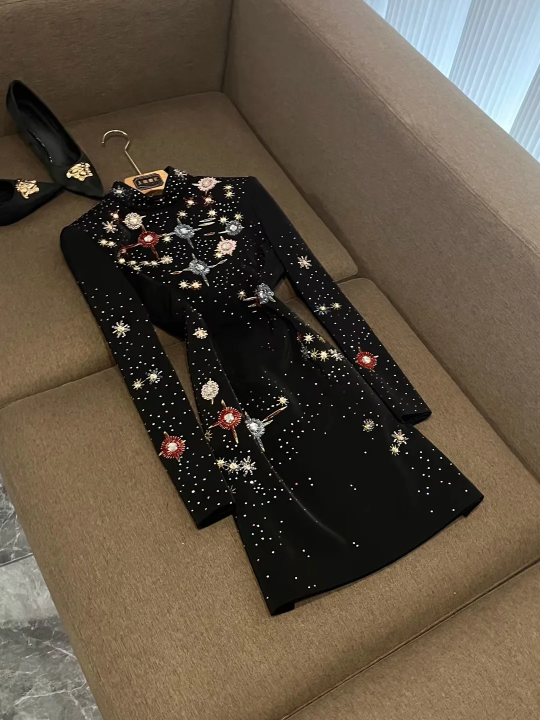 

Новая сексуальная юбка-трапеция 2025 года с вышивкой бриллиантами, приталенная, с высокой талией, на двух пуговицах, для офиса, модель AX309