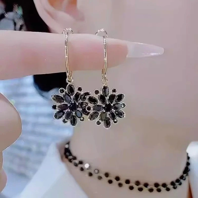 2024 Trend Double-layered Black Flower Pendant Gold Color Earrings for Women Fashion Simple Girls Wear Daily Jewelry Party Gift