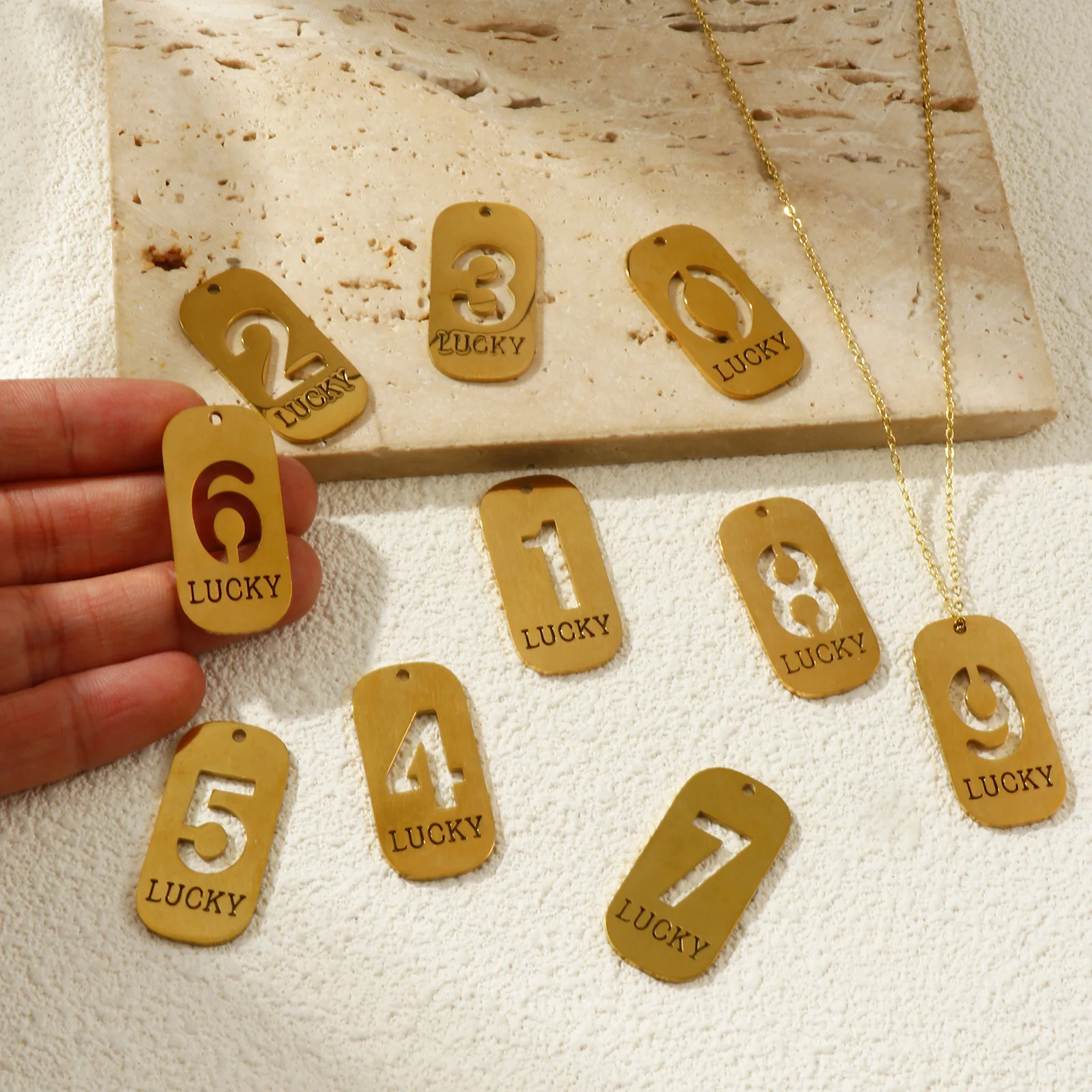 2 قطعة 304 المعلقات الفولاذ المقاوم للصدأ 18K مطلية بالذهب مستطيل عدد رسالة "0-9" مرآة تلميع المعلقات DIY 3.5 سنتيمتر x 1.7 سنتيمتر