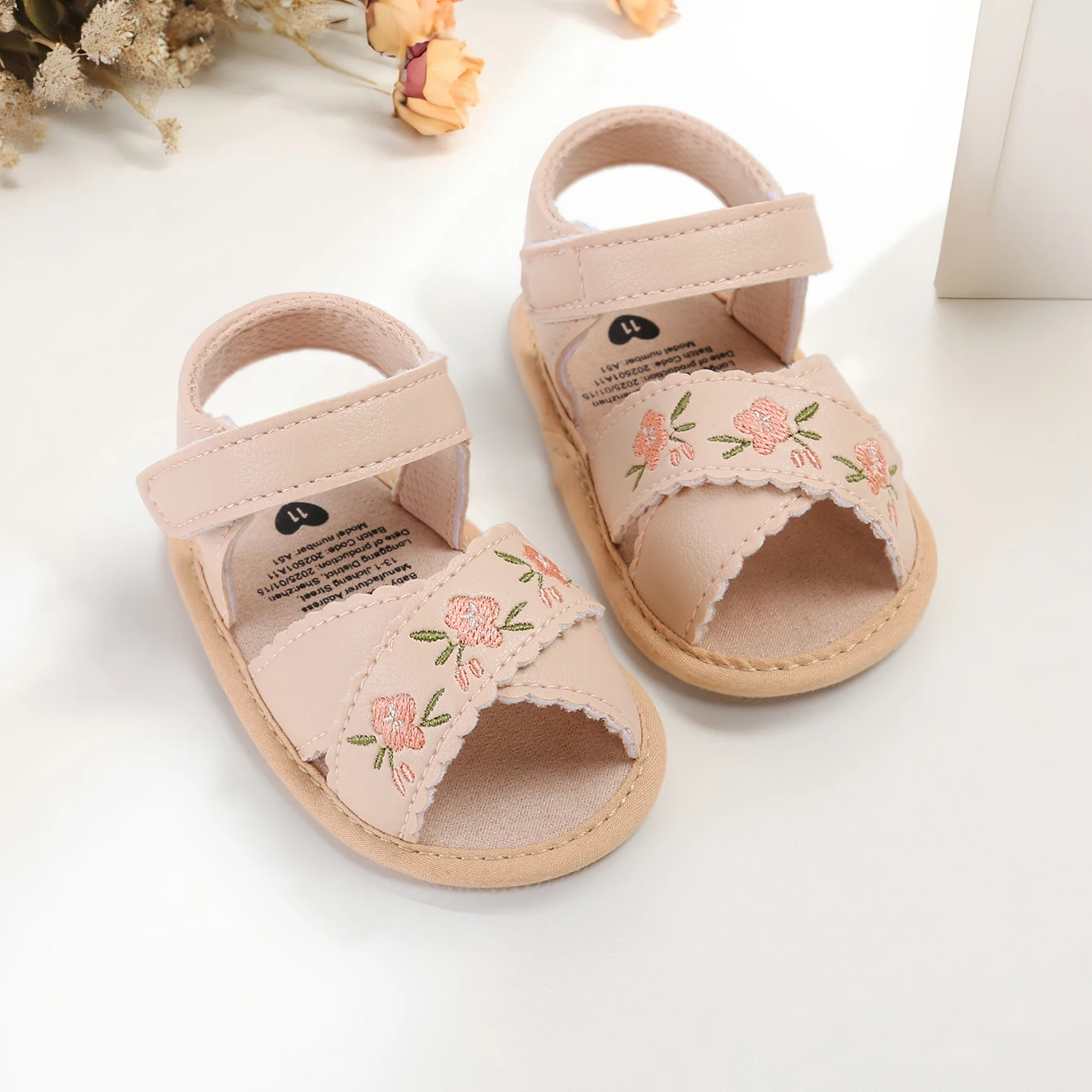 صنادل للفتيات حديثي الولادة 2025 أحذية شاطئ غير رسمية مطرزة صيفية للفتيات الصغيرات صنادل الأميرة الصغيرة على الطراز الوطني الحلو