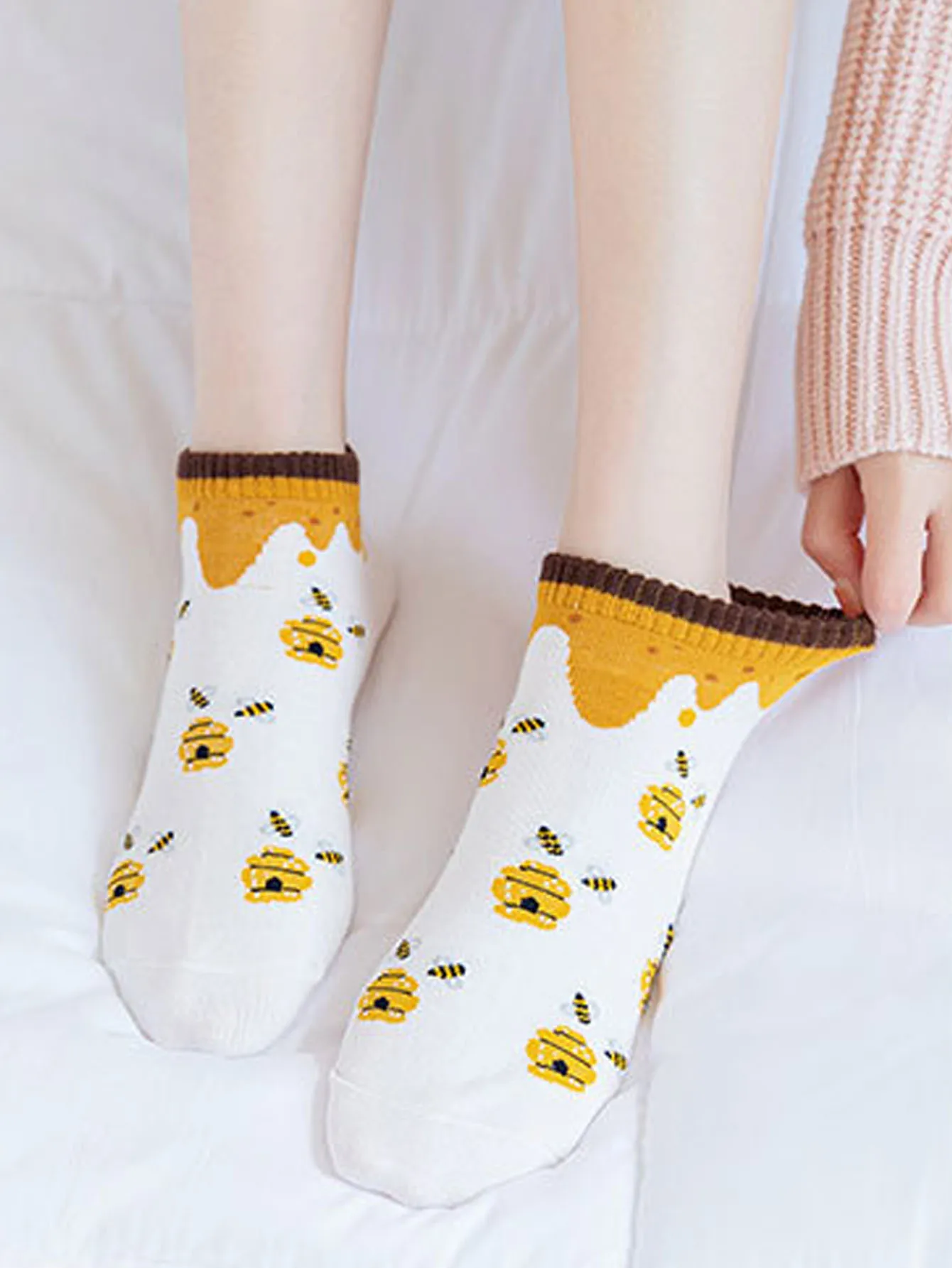 5pairs Cute and Comfy Women\'s Bee Striped Crew Socks - Breathable and Soft Ankle Socks