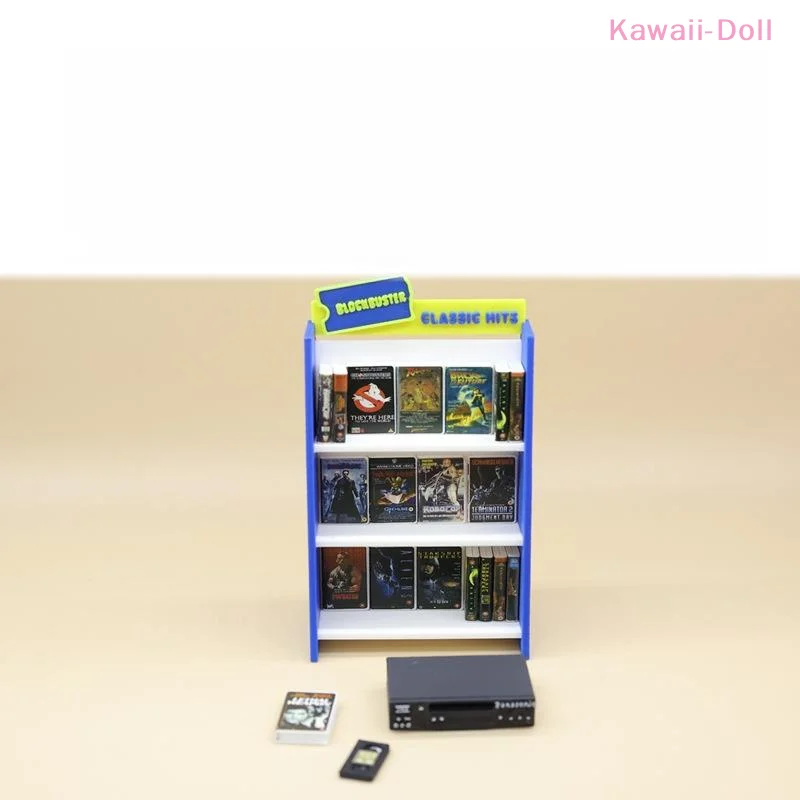 [NOVO] 1 Conjunto de Acessórios para Casa de Bonecas 1/12: Gravador Retrô, Fita de Vídeo e Prateleira - Miniatura para Cenário de Sala de Estar e Brinquedo para Bonecas