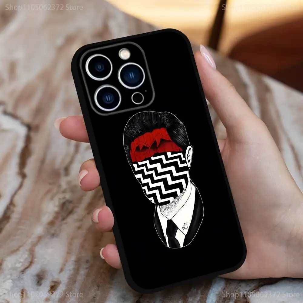 حافظة W-Welcome To T-Twin Peaks لهاتف iPhone 17,16,15,14,13,12,11 Plus,Pro Max,XS,X,XR,SE,Mini,8,7,غطاء أسود من السيليكون الناعم