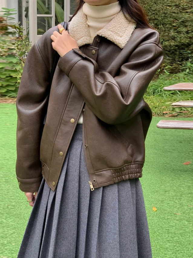 Retro Bla PU Pelle Jaet Donna Autunno Nuovo 2025 Design piccolo Colletto alla coreana Abiti da moto caldi Alla moda Lungo Sve