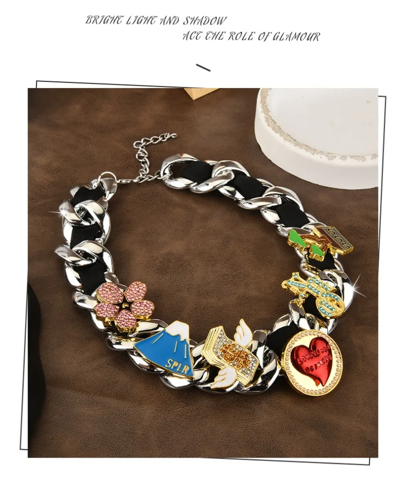 

This heart-shaped rotating pendant necklace is cool and fashionable, with a retro neckline