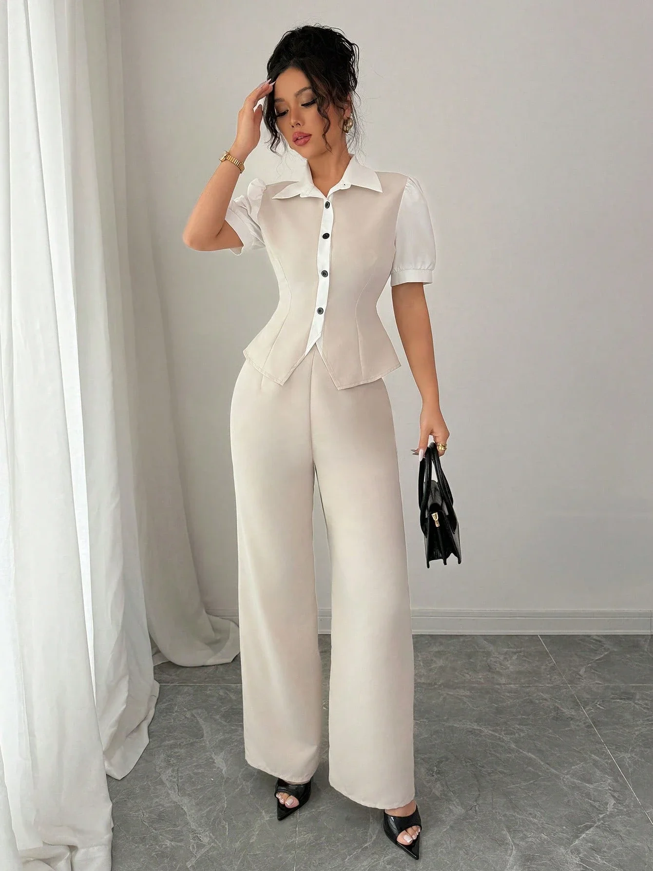 

Женский комплект из 2 предметов: повседневный костюм с контрастными вставками, короткими рукавами и брюками на пуговицах