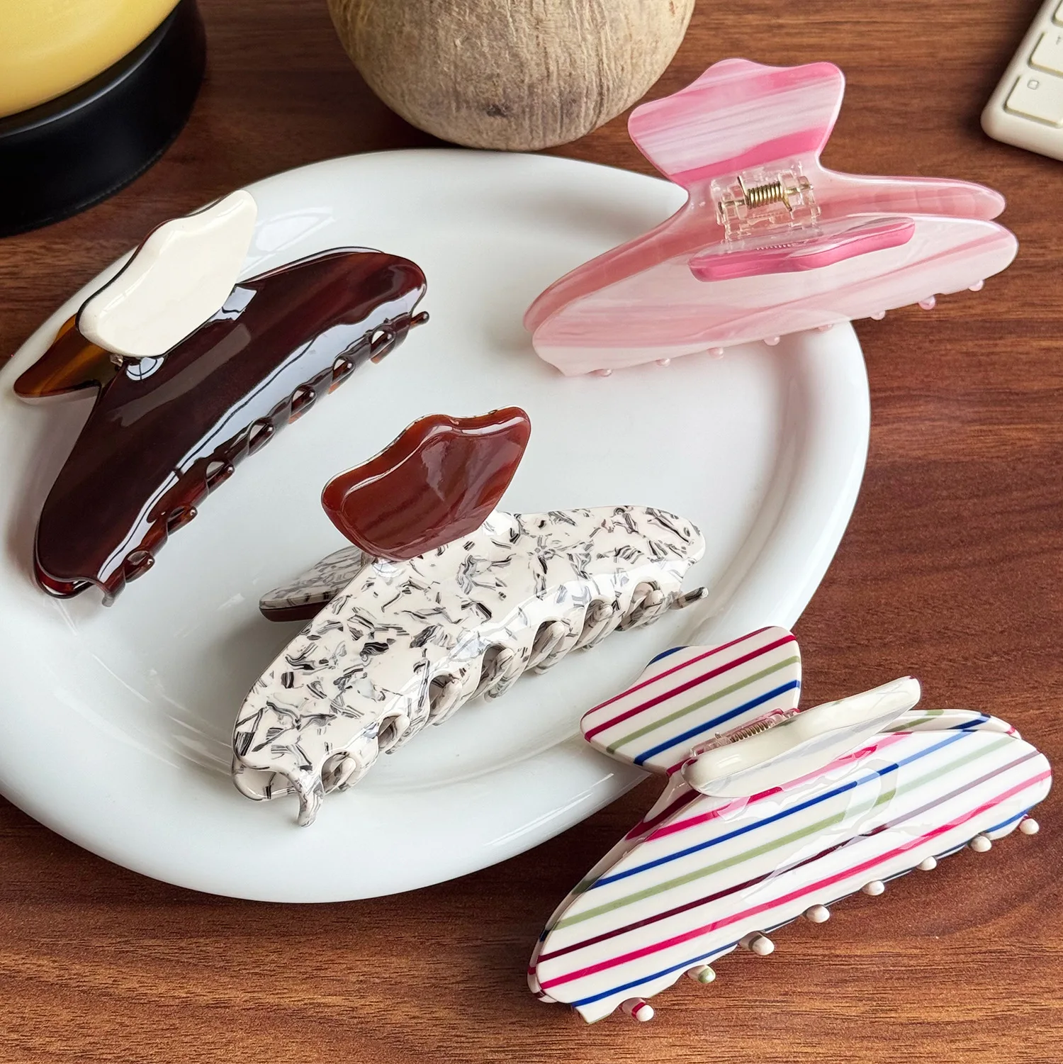 

Versatile Color Striped Acetate Grab Clip Premium Sense Back Head Disc Hair Shark Clip Versatile High Ponytail Hairpin Headgear