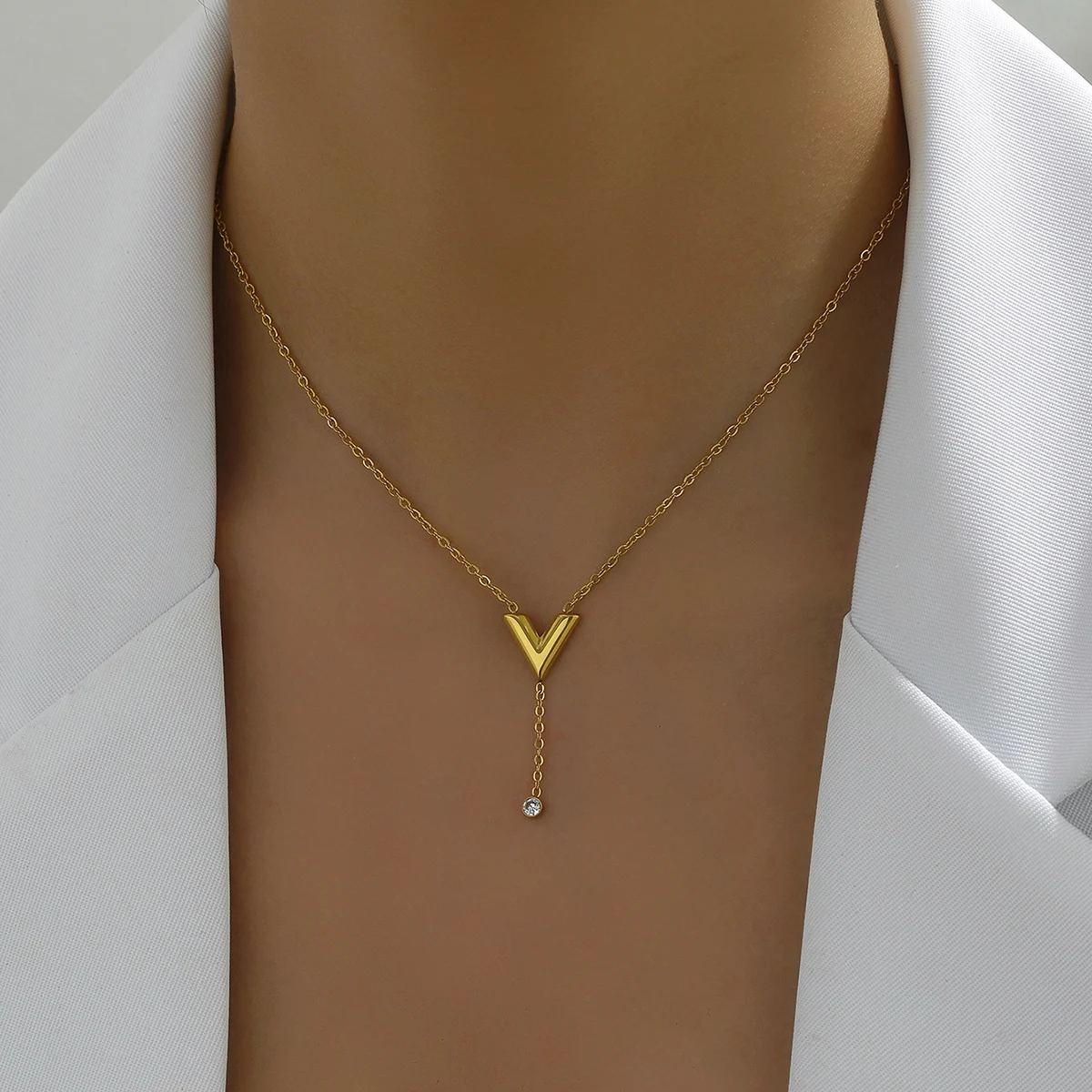 Fashion light luxury V pendant necklace Stainless steel luxury popular women\'s necklace is a popular jewelry gift forwomenm