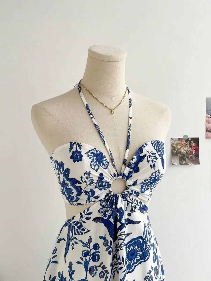 

Сине-белое мини-платье А-силуэта с цветочным принтом, вырезом халтер и зауженной талией для женщин