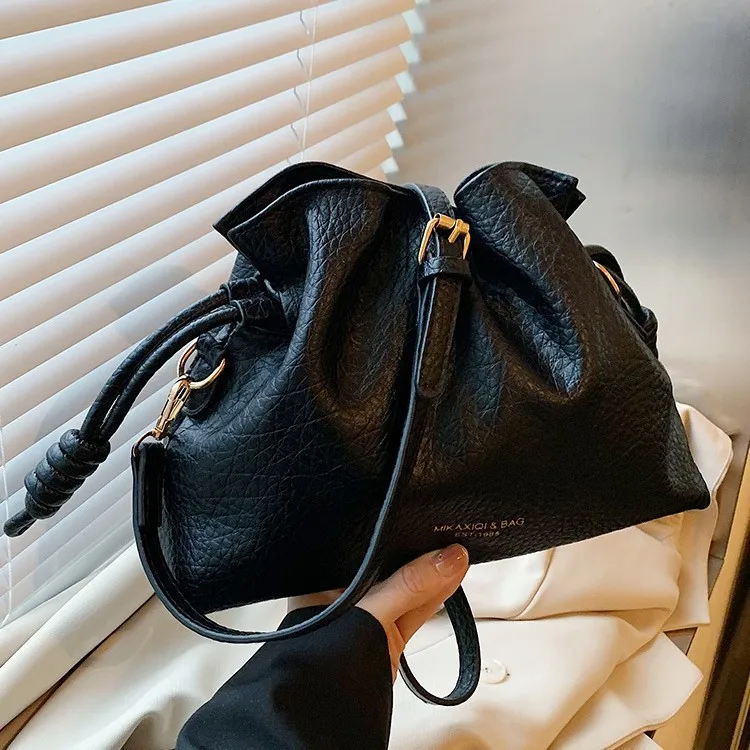 

This Year's Popular Fashion Bag Women's Large-capacity 2026 New Winter Retro Niche Design Messenger Bag Pleated Bucket Bag