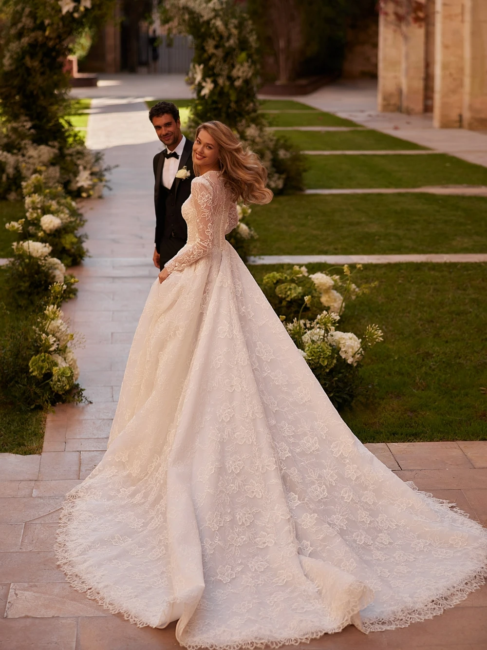 Femmes Appliques florales longue Train robe de mariée romantique col rond dentelle robe de mariée personnalisé mode Corset boutons dos porter