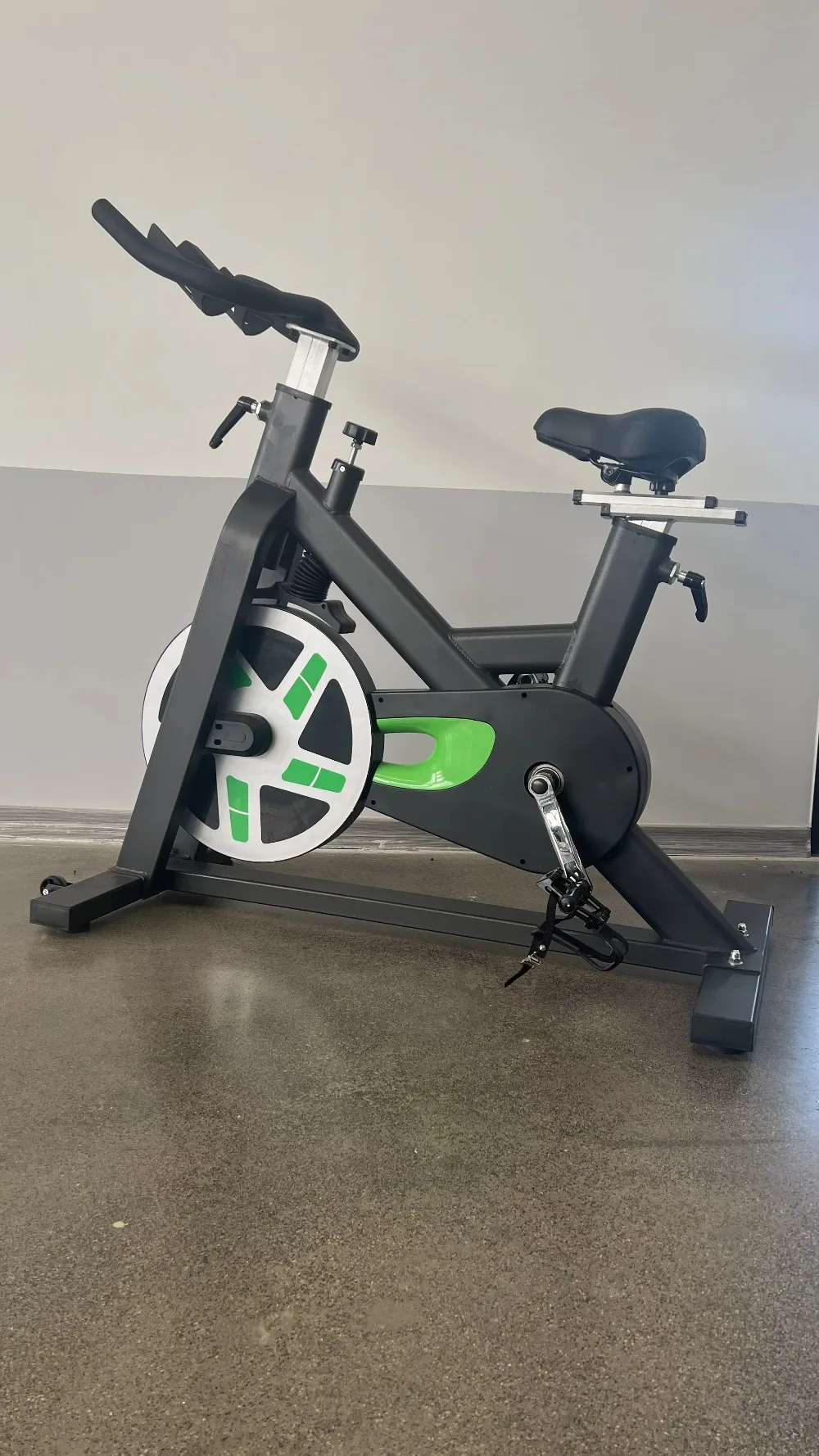 Stal do rowerów, do siłowni, do komercyjnych urządzeń fitness, do użytku w pomieszczeniach, z magnetycznym systemem kontroli.