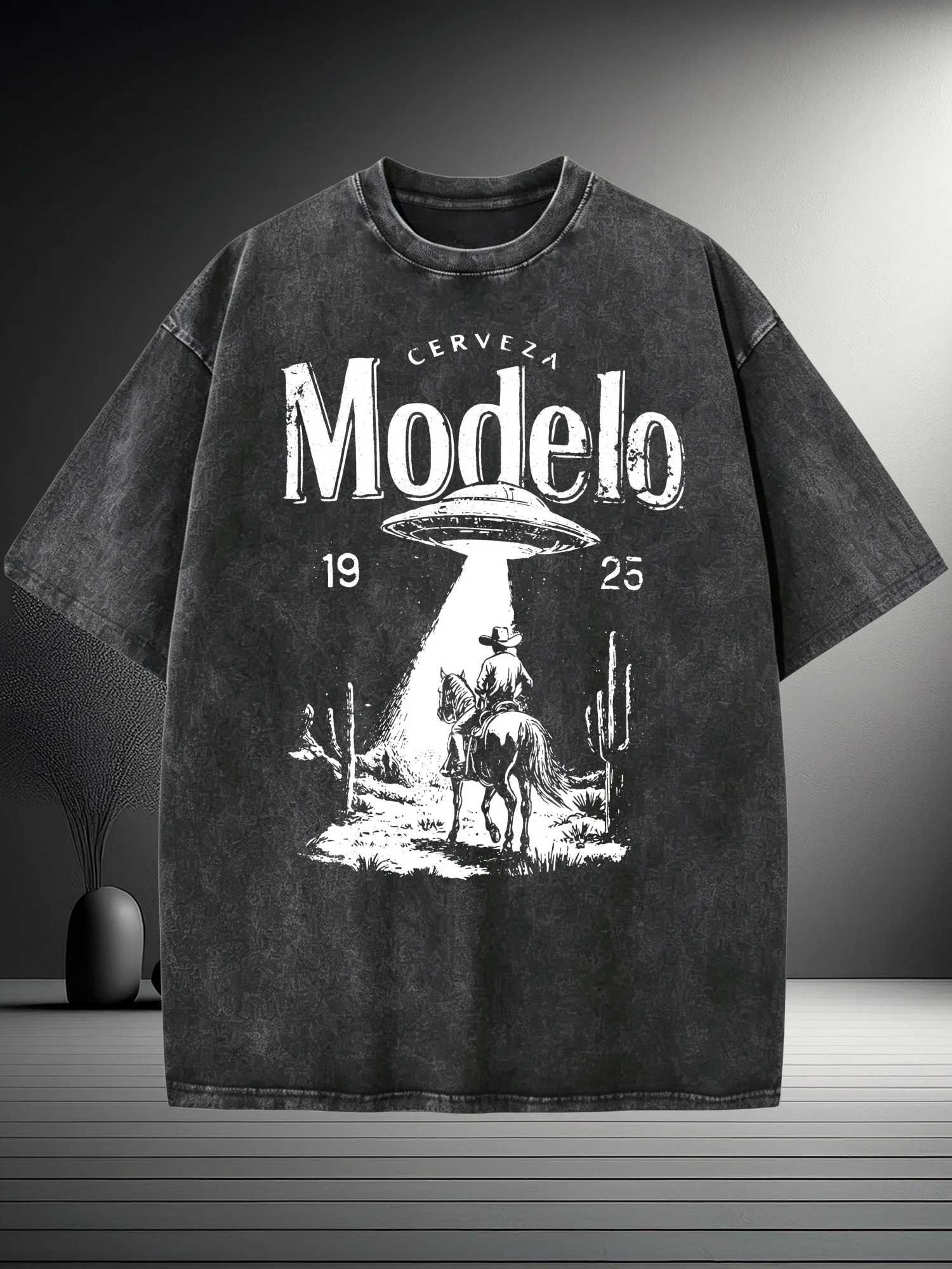 New Washed T-Shirt: Vintage Alien Adventure: 1925 Desert Escape Men's Black T-Shirt - 100% Comfortable Fashion Style