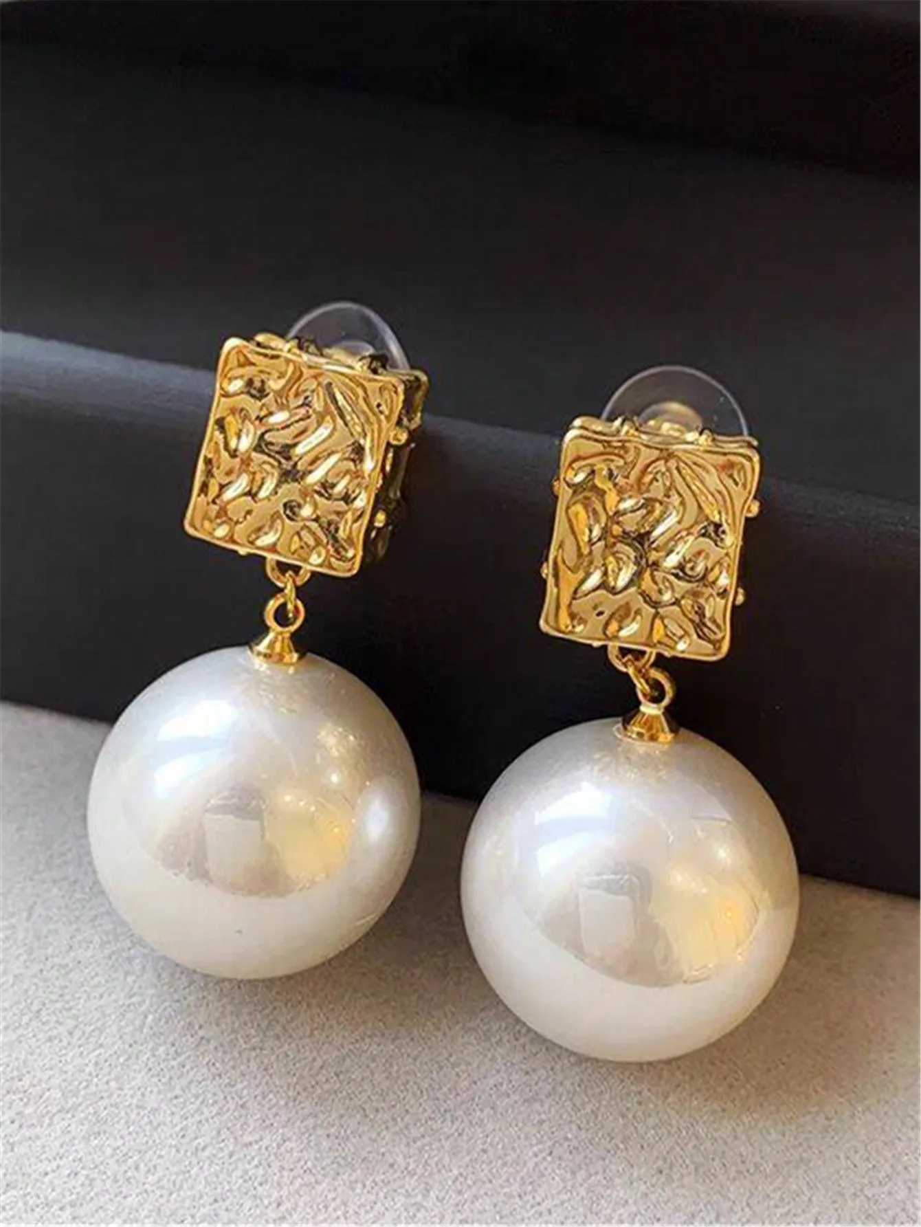 Geometric Design Sense Metal Material Artificial Large Pearl Exaggerated Style Women\'s Earrings Pendants Everyday Wear Jewelry