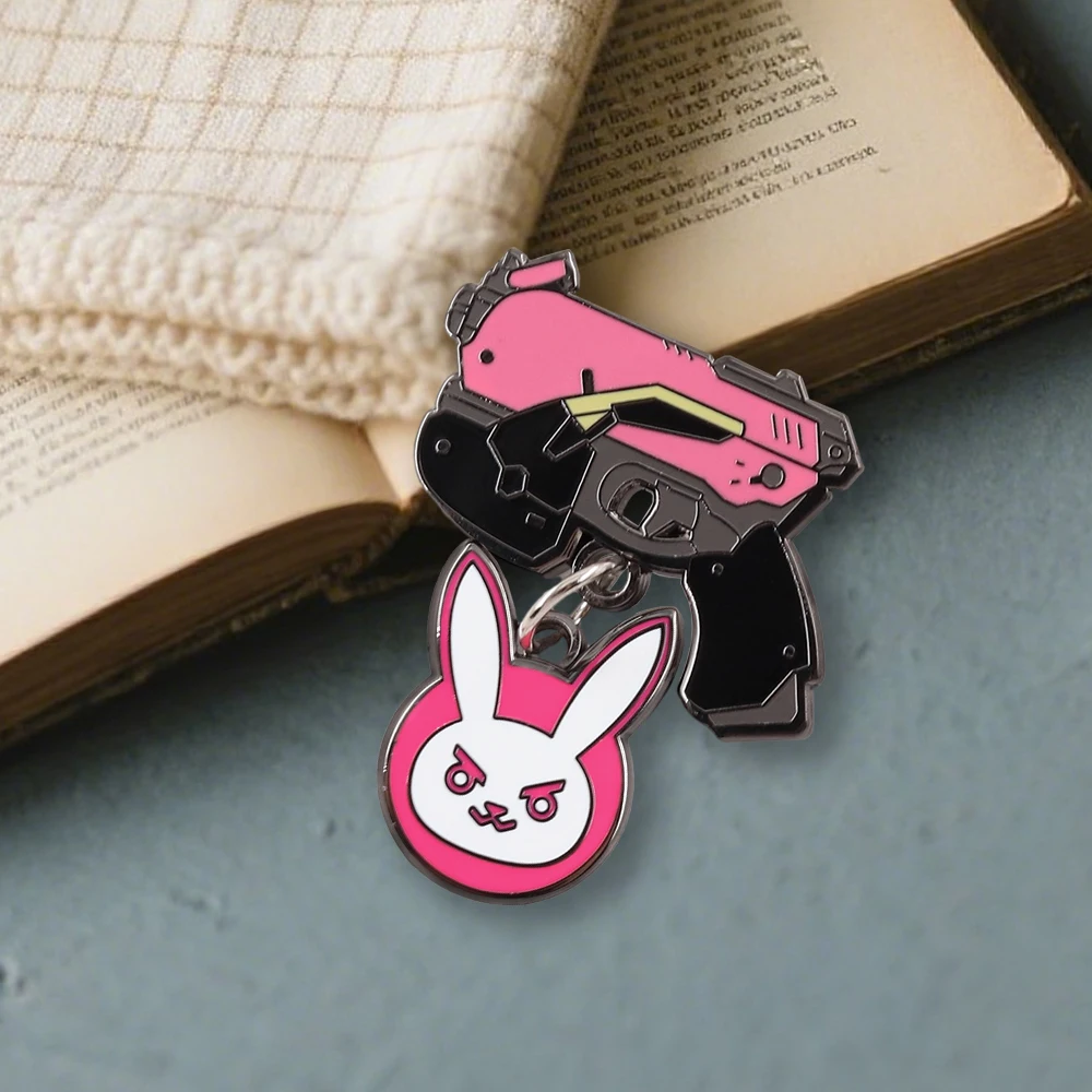 Overwatch Pink Rabbit Brosche, rosa, kreatives Cartoon-Design, niedliches Kaninchen, leichte Pistole, Emaille-Anstecknadel, Spiel-Accessoire, Metallabzeichen, Kragen-Schmuck – Detail 5
