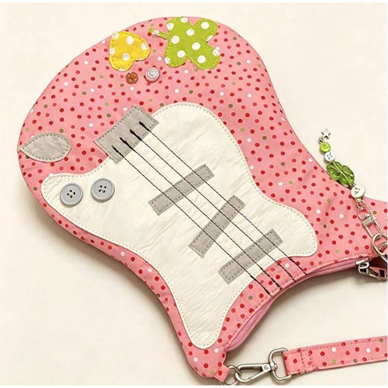 Umhängetasche in Gitarren-/Bassform, Handtasche aus Stoff mit vierblättrigem Kleeblatt- und Polka-Dot-Knopf-Design, leichte Freizeittasche – Detail 5