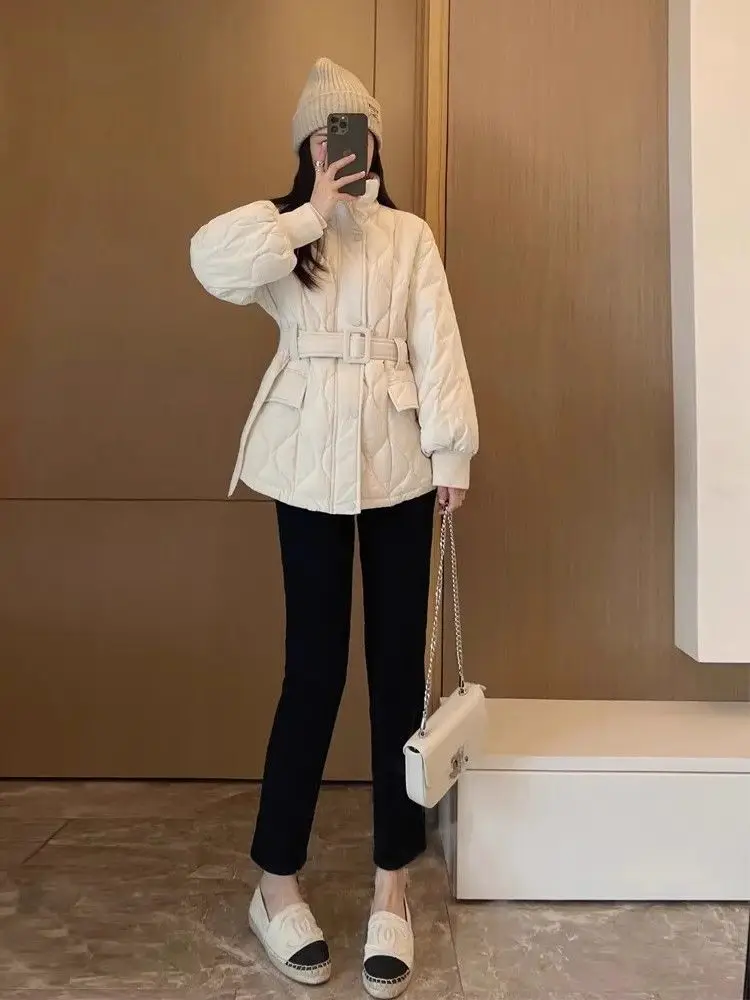 เสื้อแจ็คเก็ตผู้หญิงแบบหนาบุผ้าฝ้ายผสมขนเป็ดสำหรับฤดูหนาวปี 2025 ทรงเข้ารูปเอวสูง ดีไซน์หรูหรา อุ่นสบาย แฟชั่นเสื้อคลุม