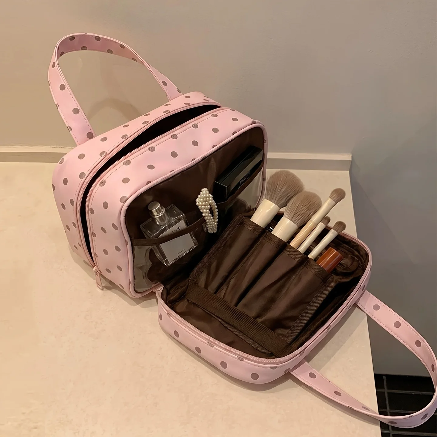 2026 Neues Modell Gepunktete Tragbare Kosmetiktasche, Große Kapazität Make-up-Aufbewahrungstasche aus PU-Material mit Schichtdesign, Dreischichtiges Trenndesign, Kann am Koffer aufgehängt werden, mit Mehreren Netztaschen Innen, Reise-Toilettentasche, Aufbewahrungstasche, mit Stabilem Griff, Tragbare Kosmetiktasche für Frauen – Detail 3