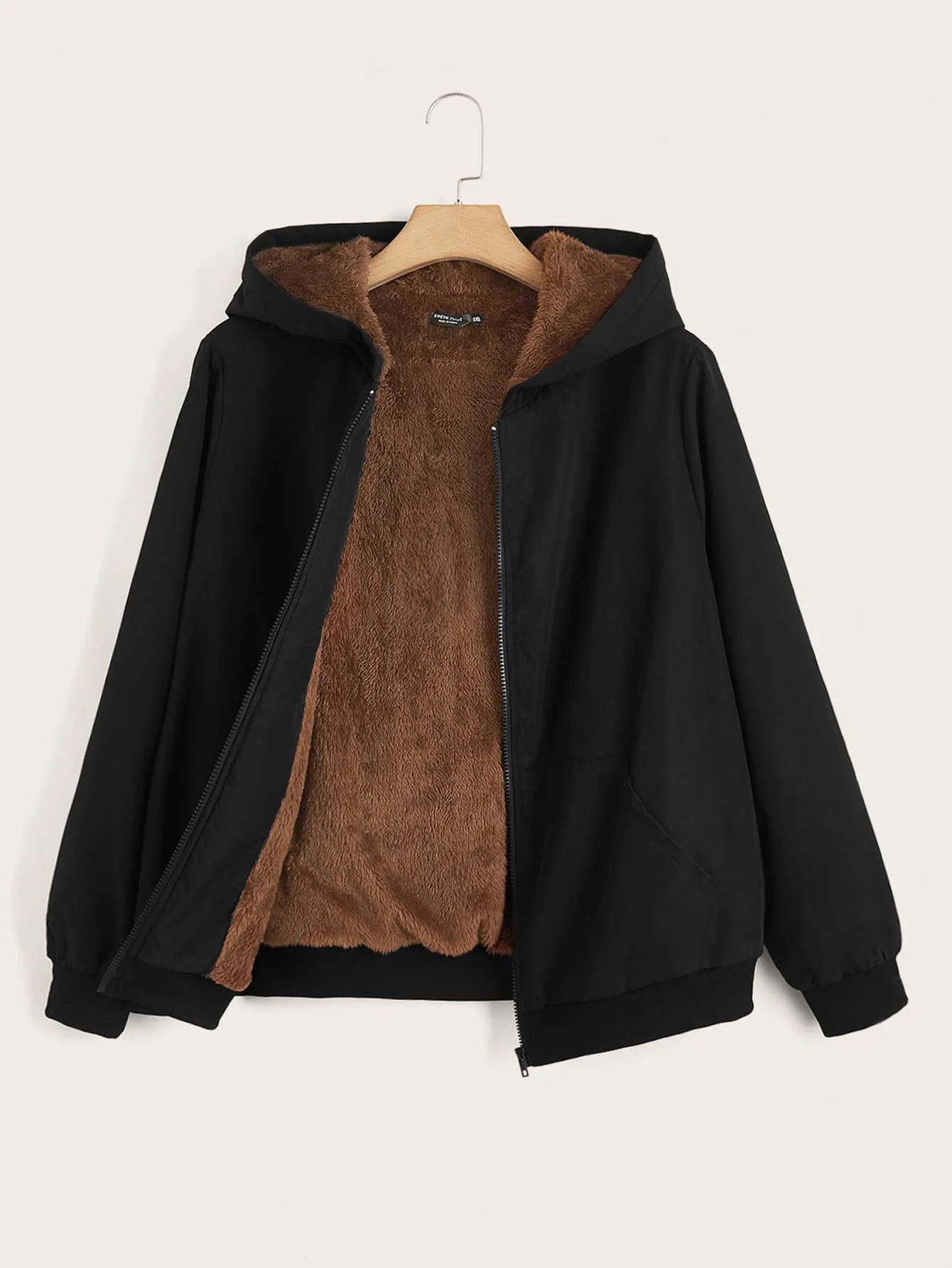 

Черная утепленная куртка оверсайз с капюшоном на молнии для зимы