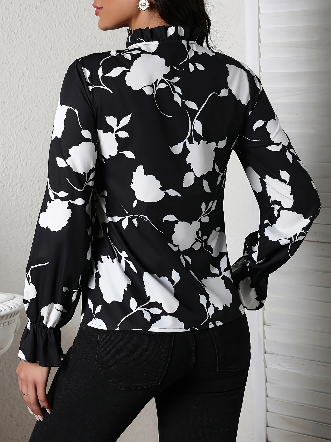 Autumn new French retro black and white flower print pattern high-neck long sleeve women\'s shirt chic lantern sleeve short top a