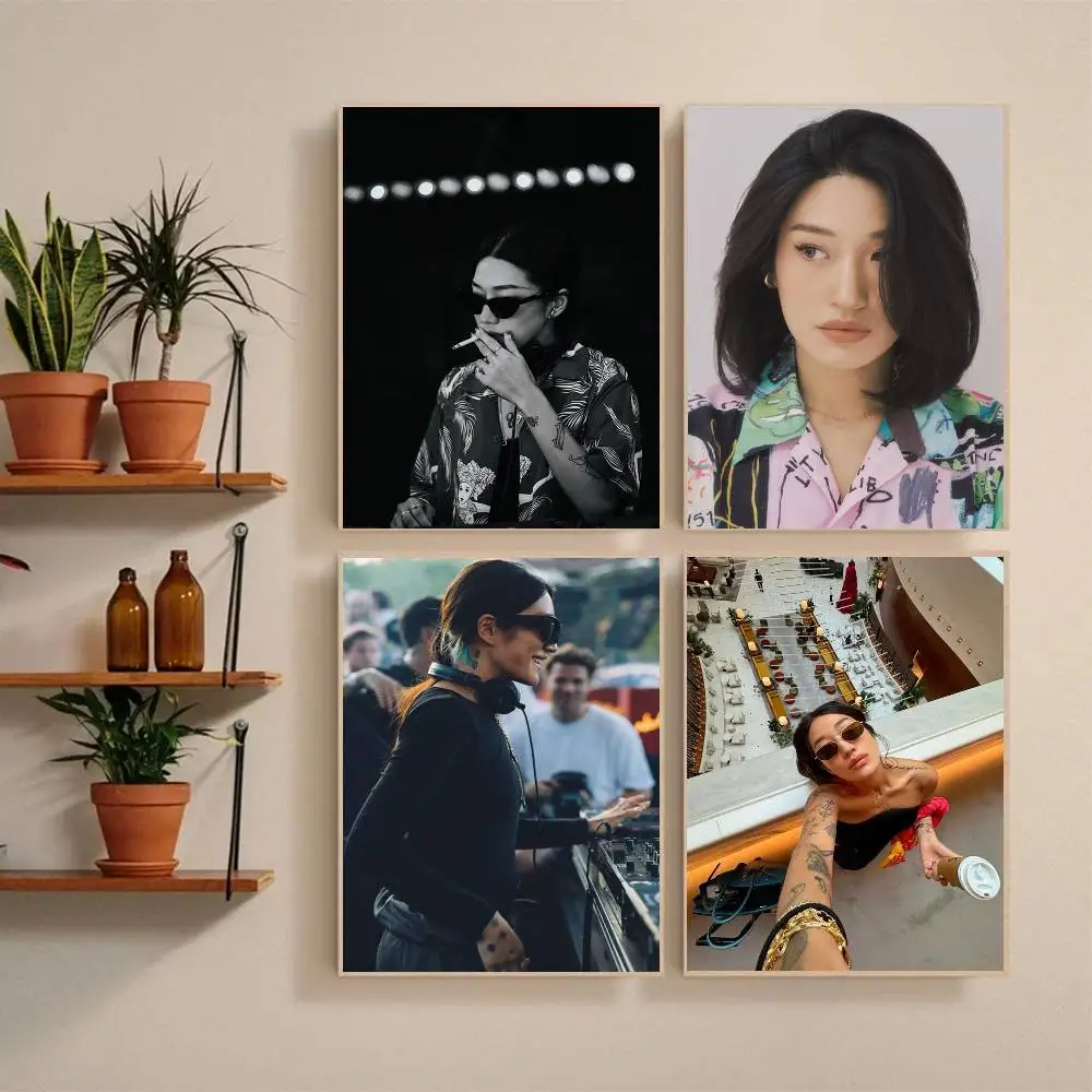 1 قطعة Peggy Gou ملصق فني ذاتي اللصق مقاوم للماء ورقة ملصق مقهى بار غرفة جدار ديكور #2