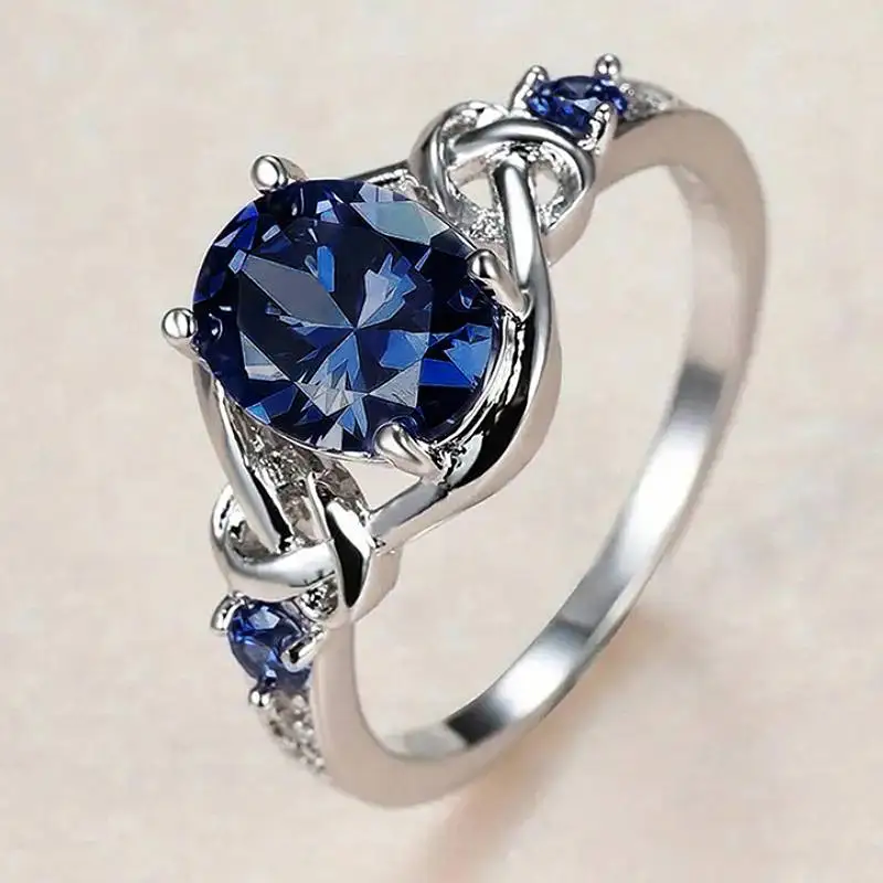 Huitan Damenring mit schlichtem Design, eingelegt mit funkelndem ovalem blauem/lila CZ, vielseitiges Accessoire für Hochzeit, trendige Party, schicker Schmuck