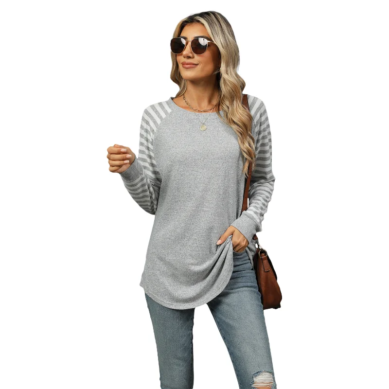 T-shirt da donna con orlo asimmetrico a maniche lunghe con scollo tondo e toppa a righe