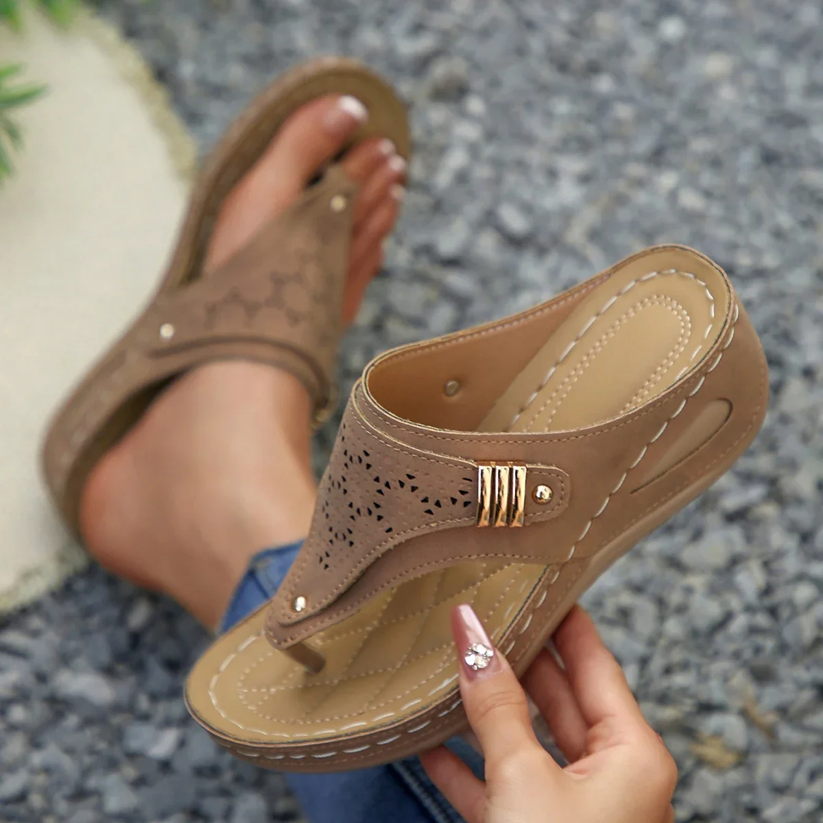 2026 Neue Damen-Orthopädische Sandalen, lässige Keilsandalen, atmungsaktive Strandschuhe mit dicker Sohle, bequeme Zehensteg-Sandalen – Detail 2