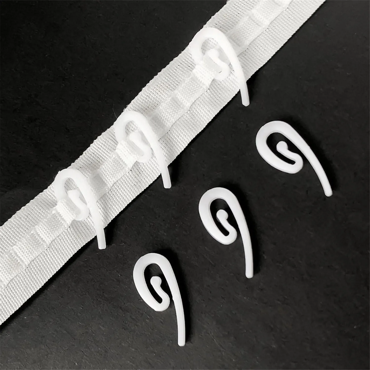 100 قطعة خطاطيف ستائر معلقة بيضاء خطاطيف ستائر بلاستيكية منزلية حامل نافذة شماعات أقطاب الستائر ملحقات المسارات