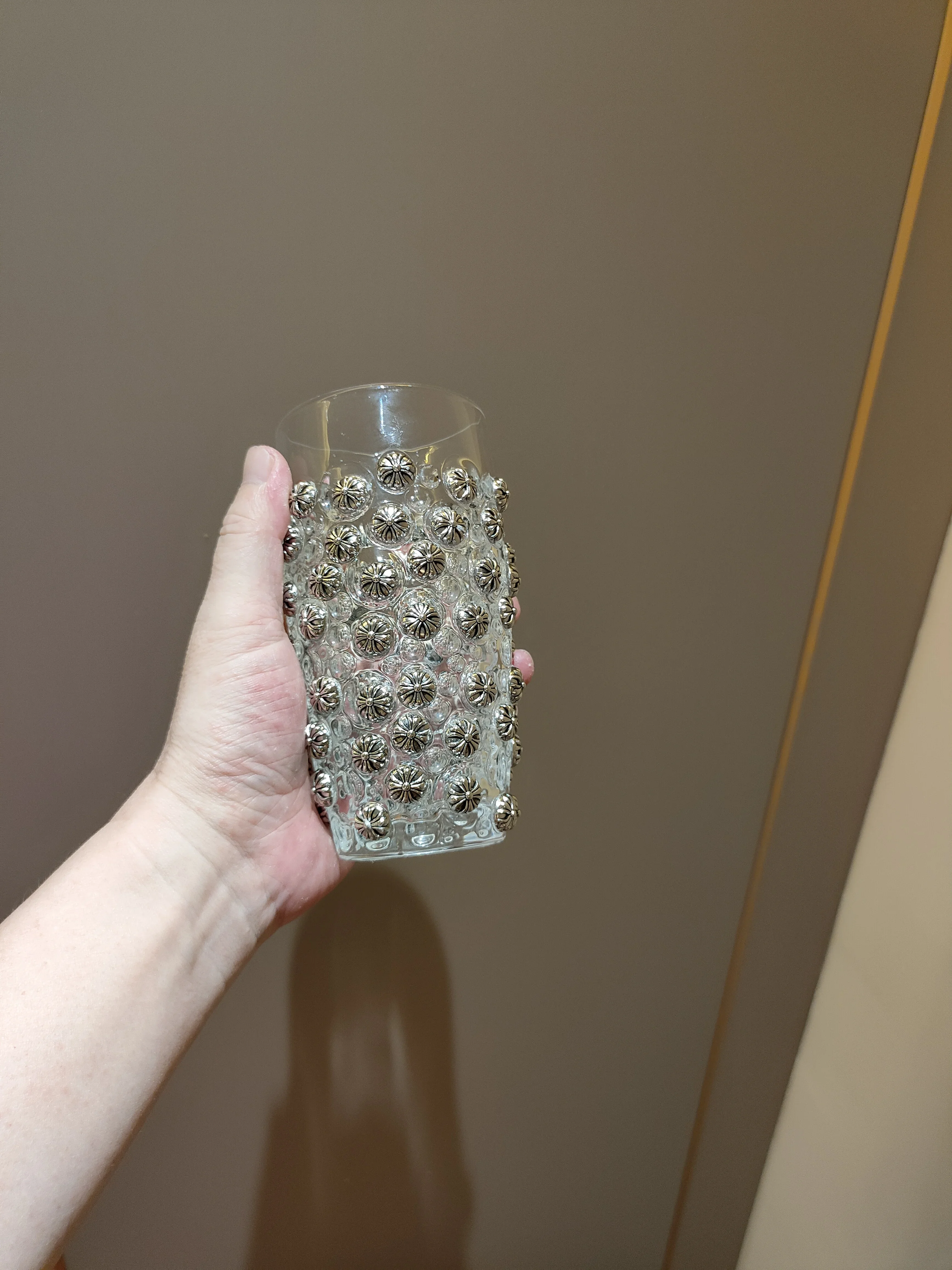 Crystal glass silver decoration with personalized decoration in the hand, showing uninhibited cool and handsome