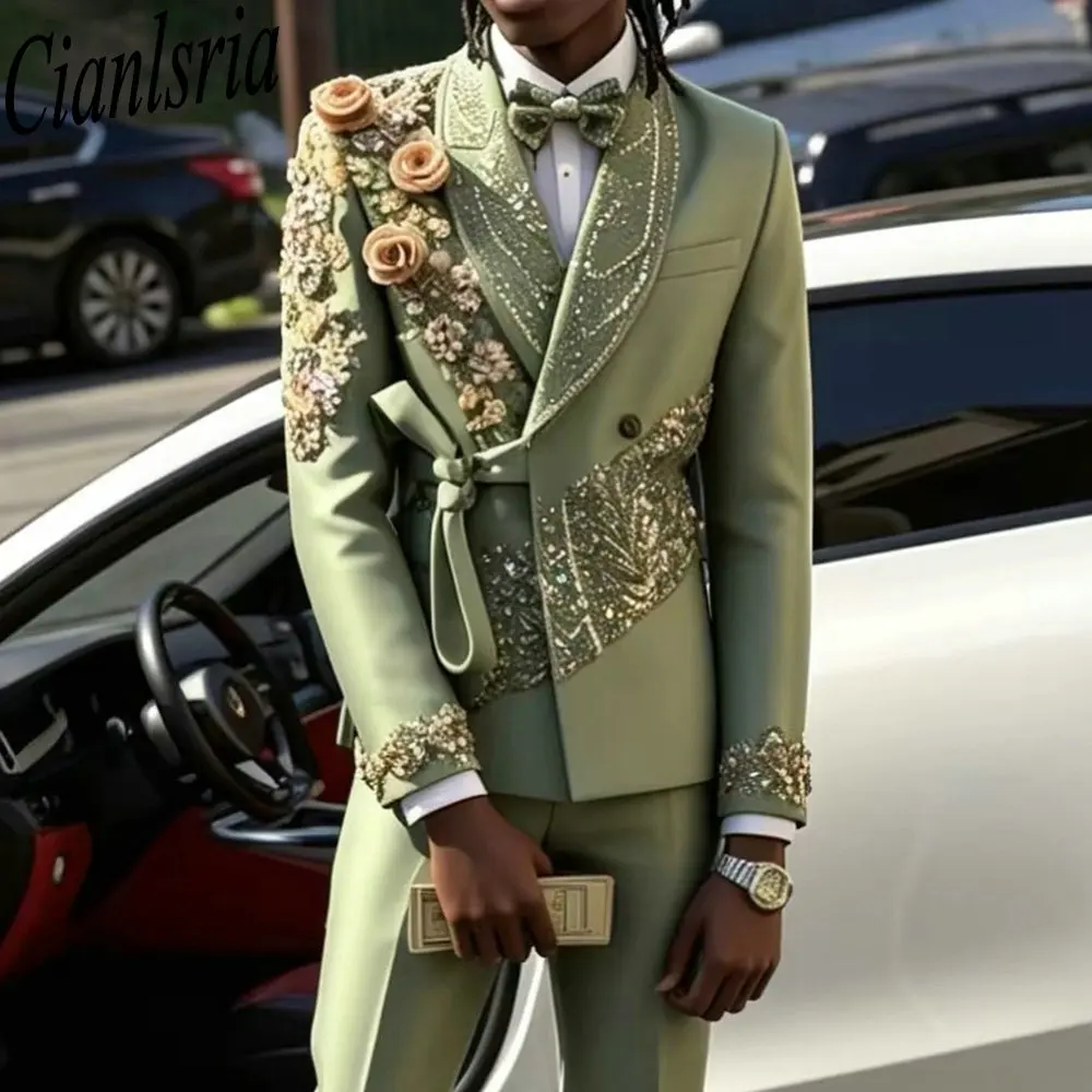 Esmoquin Verde Salvia para Hombre con Flores 3D, Bordado de Cuentas Doradas y Cinturón, Traje de Abrigo Cruzado para Padrinos de Boda