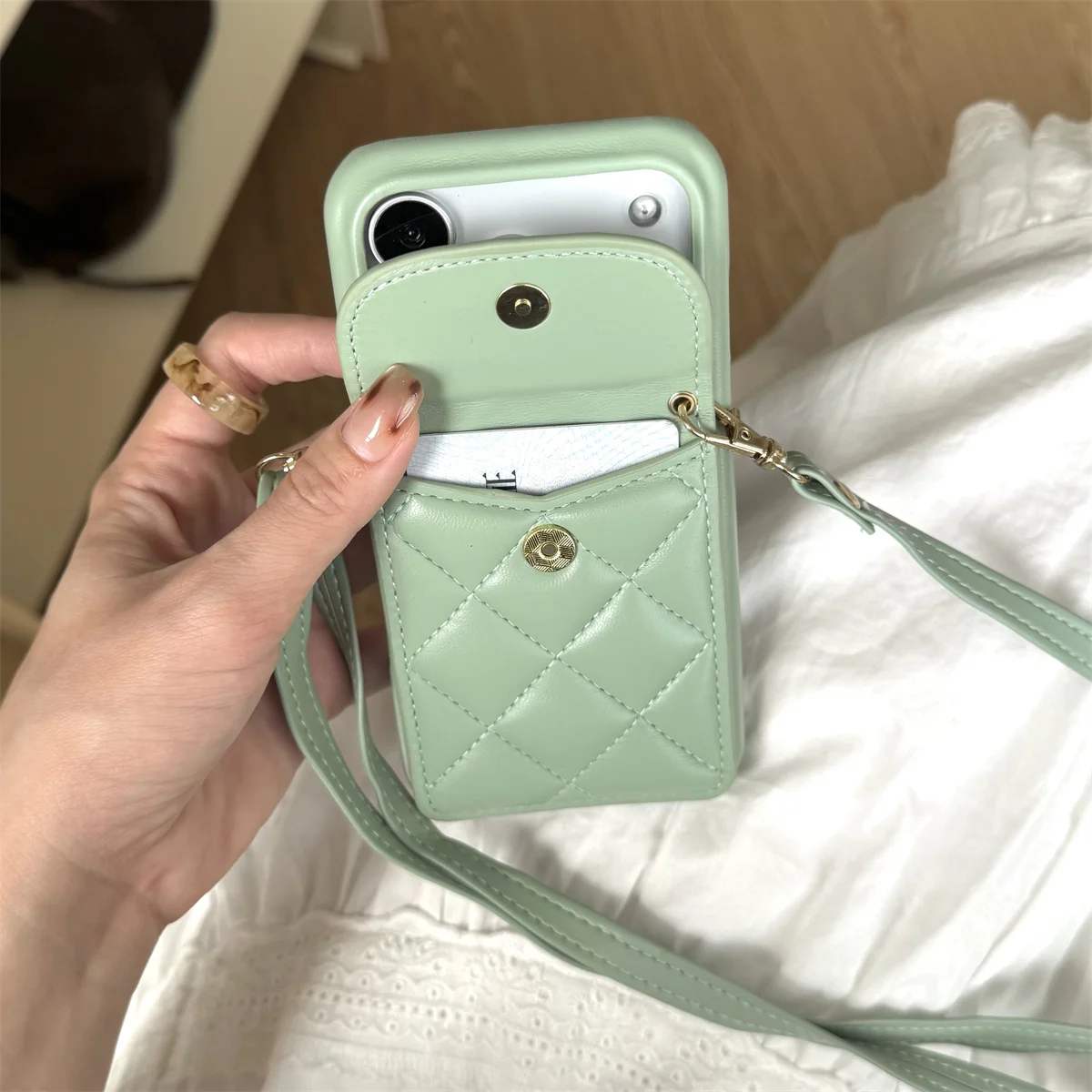 เคสโทรศัพท์แบบสายคล้องคอพร้อมช่องใส่บัตร สำหรับ iPhone 17 Air 16 15 Plus 14 13 Pro Max  กระเป๋าหนังแบบมีสายคล้อง