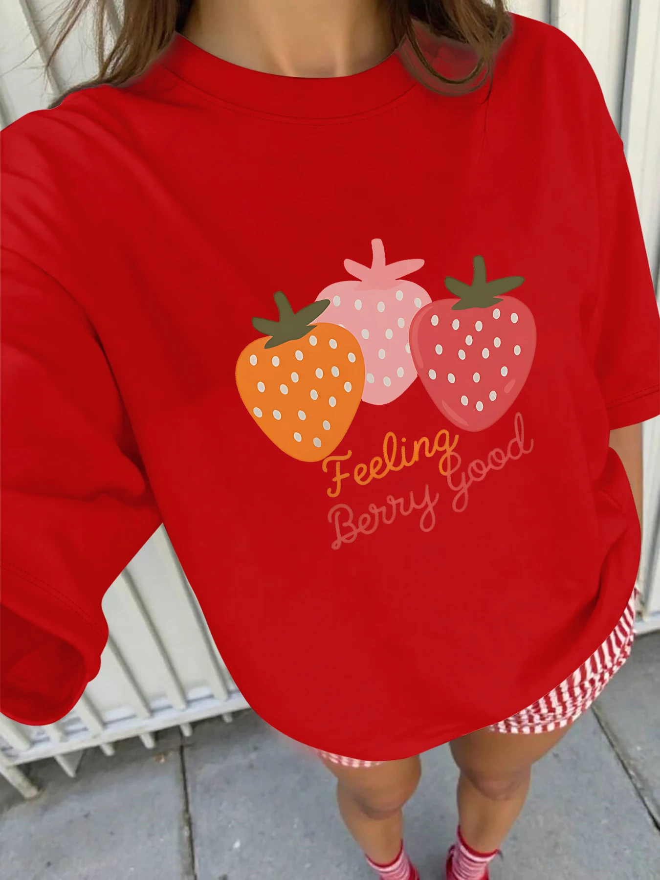 

Женская белая футболка больших размеров с коротким рукавом, клубничный графический принт «Feeling Berry Good», милая и позитивная повседневная футболка