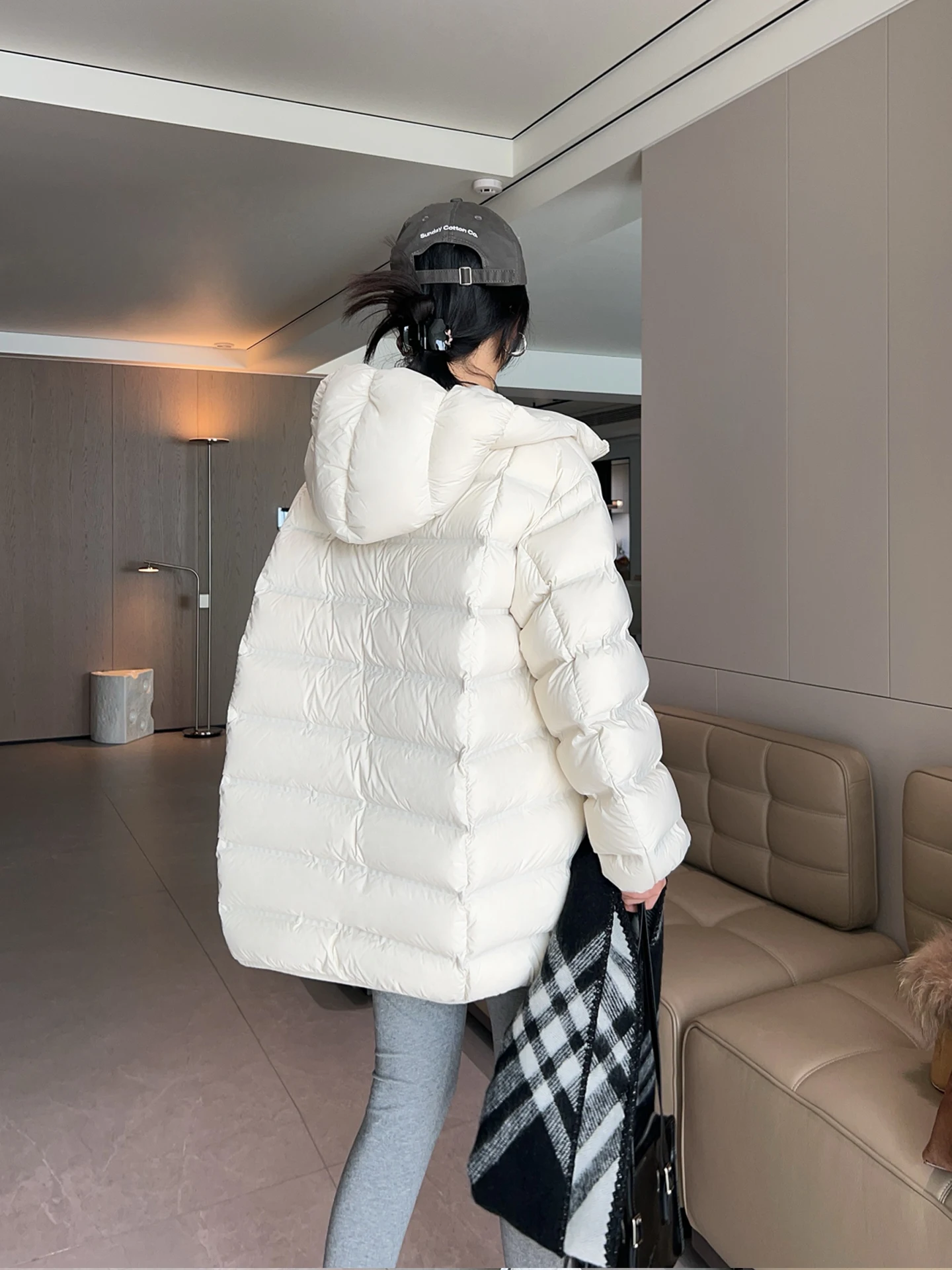 

Женская зимняя куртка с капюшоном, 95% белый гусиный пух, теплая, свободного кроя, средней длины, стройнящая фигуру, новая модель