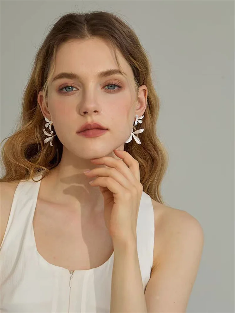 

Exquisite Vintage Three-dimensional Orchid Enamel Dual Color Earrings for Women Unique Fashion Sense High-end All-match Jewelry