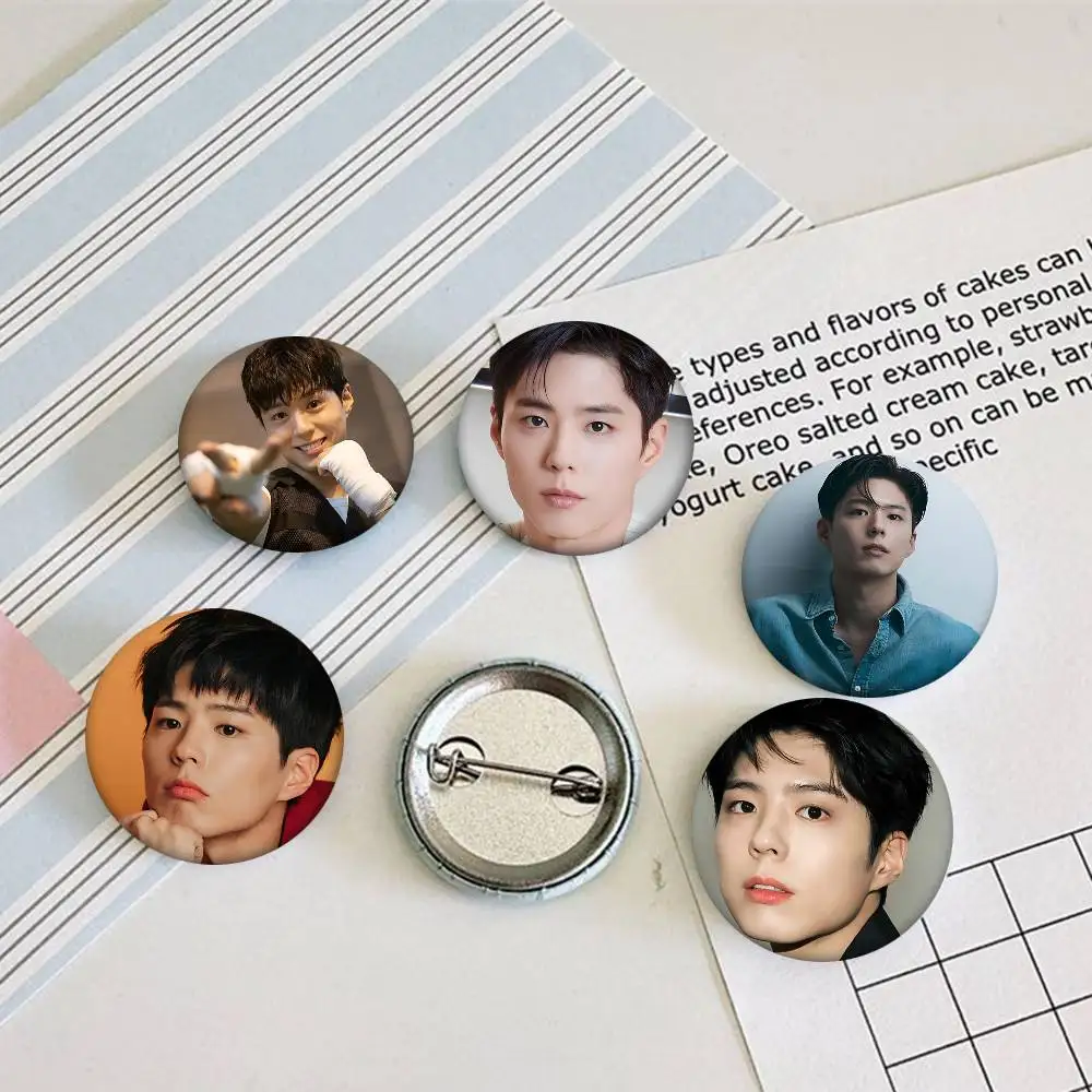 Koreanischer Schauspieler Park Bo Gum Rundes Abzeichen Kreative Brosche Kleidung Rucksack Accessoires Anstecknadel