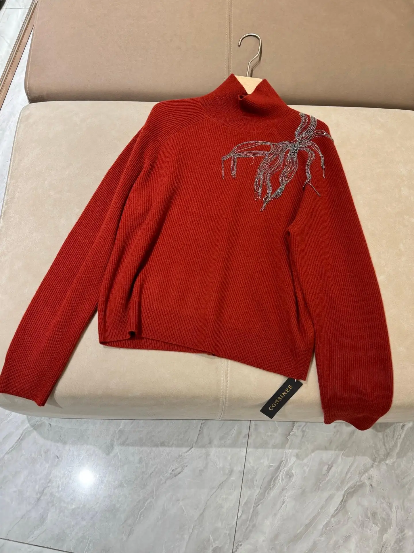 Lussuoso maglione da donna in maglia di cashmere al 100% con nappe a catena e collo medio alto