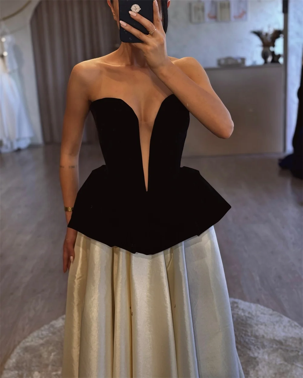 Contessa Maßgeschneidertes Abendkleid, Ballkleid, Hochzeitsgastkleid, trägerlos, V-Ausschnitt, Samt, Schößchen, Satin, A-Linie, langer Rock, elegant, sexy