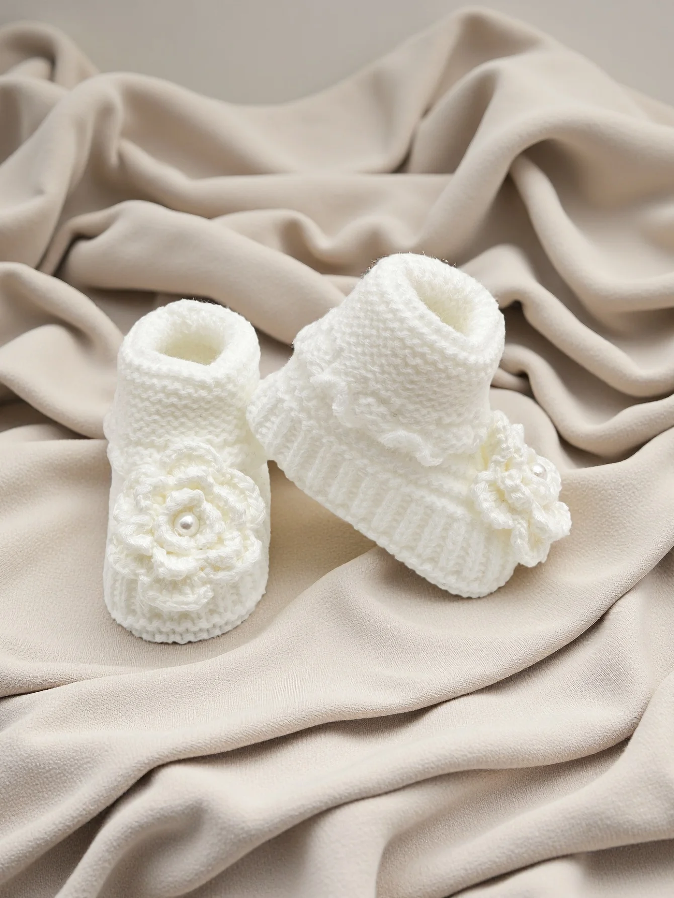 زوج واحد من أحذية الأطفال المصنوعة يدويًا من الكروشيه مع زهرة بيضاء، أحذية لحديثي الولادة منسوجة ناعمة بتفاصيل لؤلؤية #5
