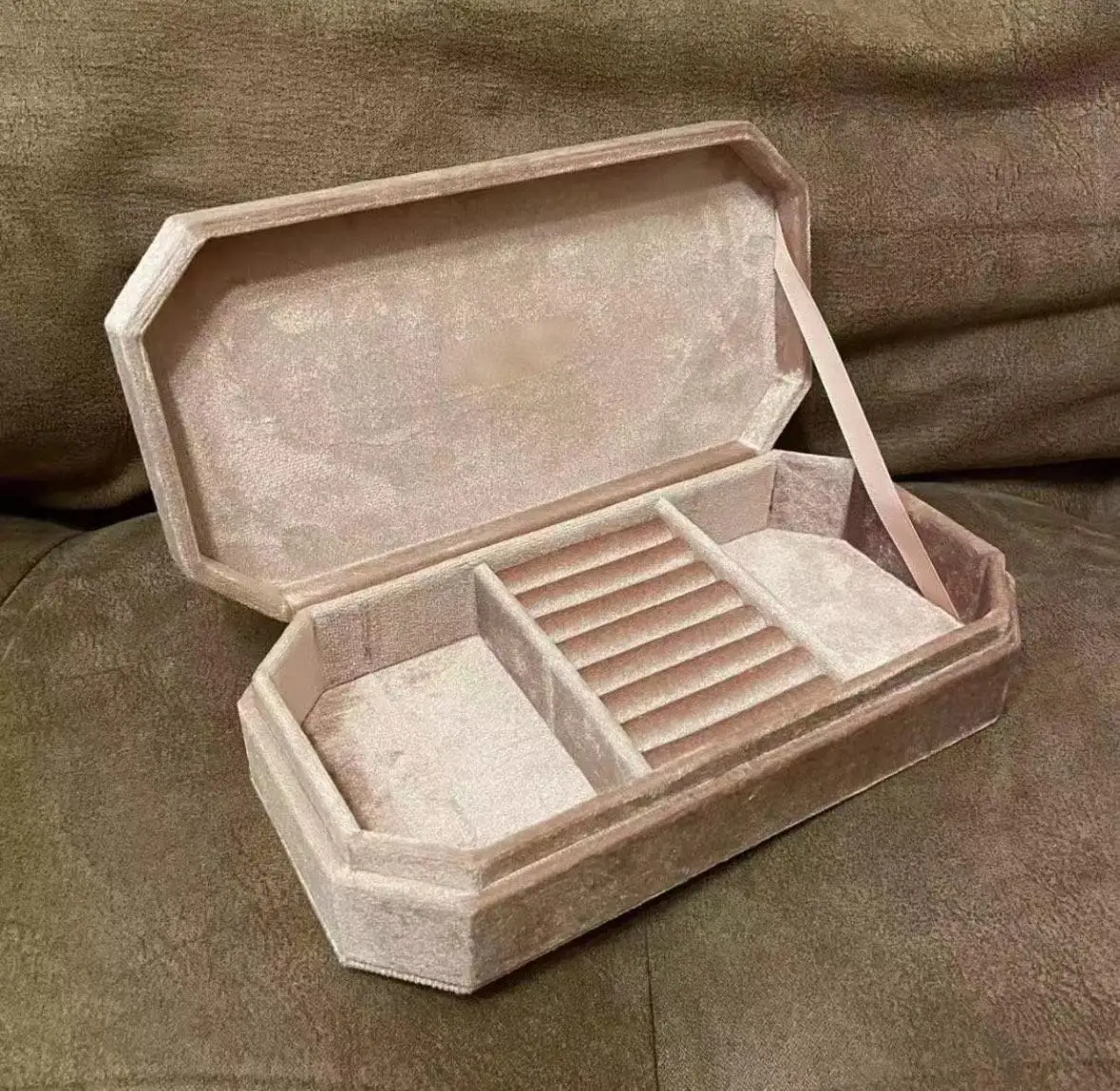 Esecuzione squisita, facile da trasportare, la scatola di immagazzinaggio di gioielli preziosi può essere utilizzata per riporre gioielli quotidiani Scatola di immagazzinaggio di fascia alta