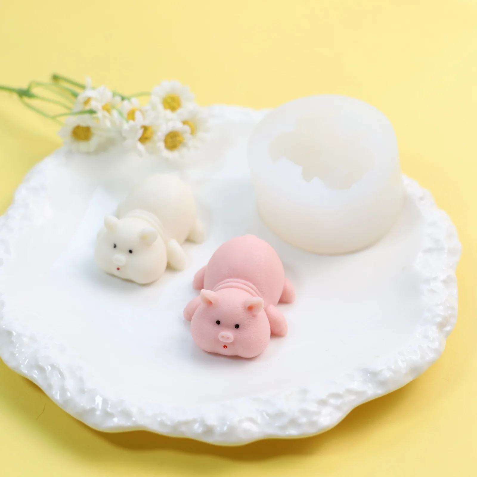Silicone Mold for DIY Handcrafted Chocolate Mousse Baking Decoration Jelly Squeeze Mold of a Lying Pig