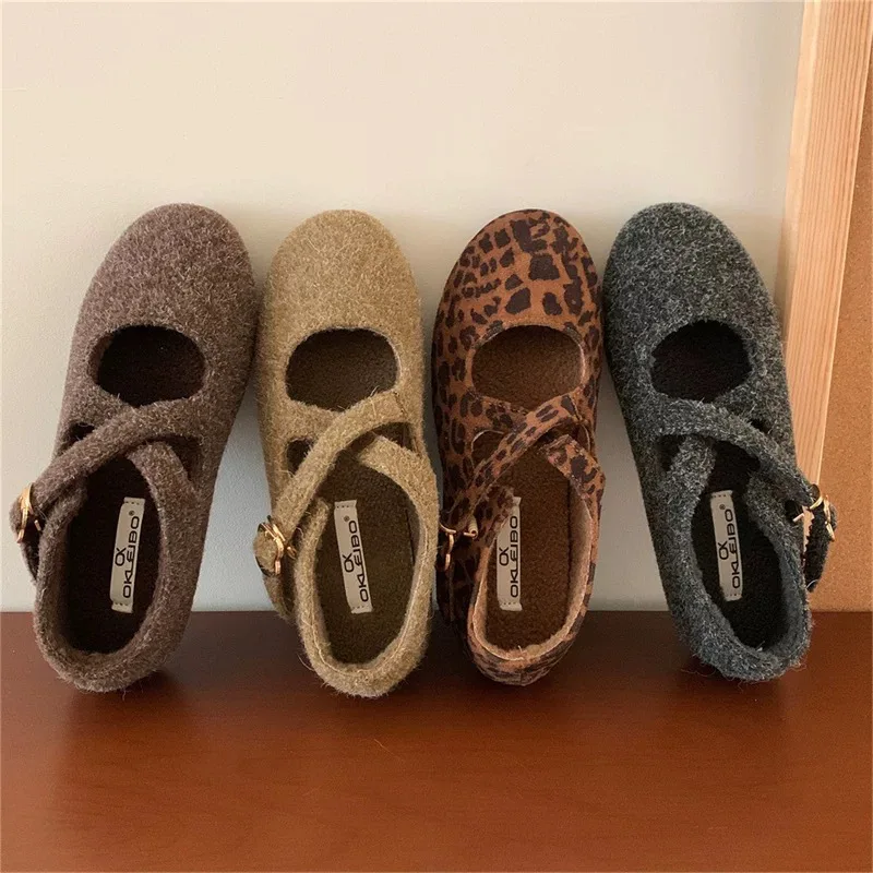 冬の靴女性ローヒールバレエフラットモディス秋ローファーファーバレリーナ新-2026-秋レトロクロス快適なヒョウローマ