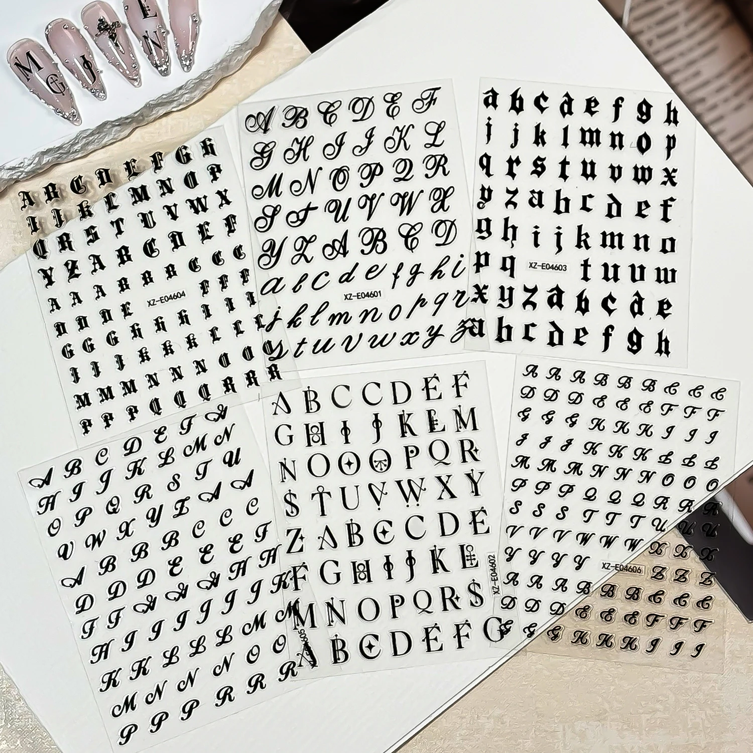 6 Stück/Set Schwarze Gothic 26 Englische Buchstaben Nagelaufkleber 3D Retro Alte Alphabet-Nagelsticker Selbstklebende Englische Buchstaben Nageldekoration – Detail 6